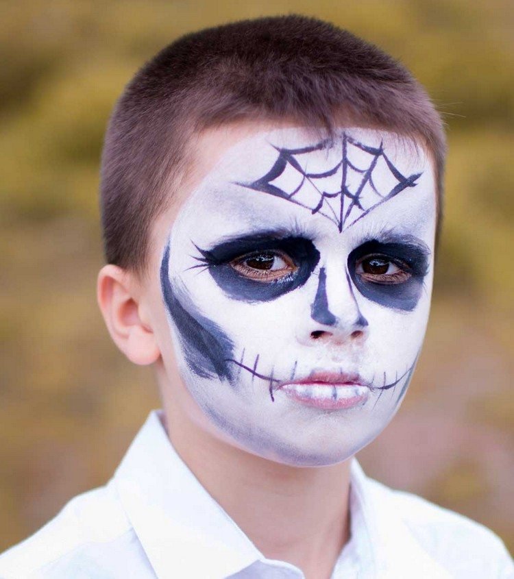 Líčenie lebky jednoducho čiernobiele