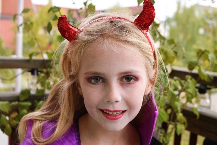 Upírsky halloweensky kostým a nalíčenie jednoduché