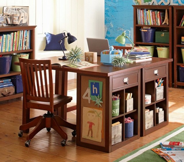 Na koberci sa nachádzajú dve učebne pre deti