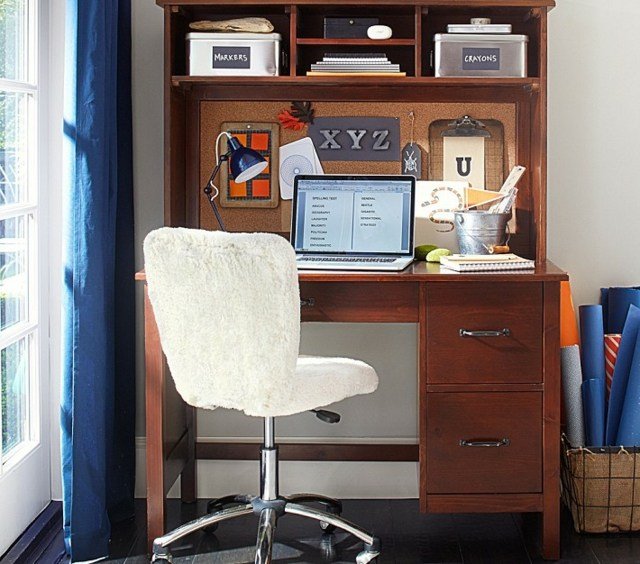 zostavte priestorovo úsporný nábytok písací stôl drevené mäkké čalúnené kreslo