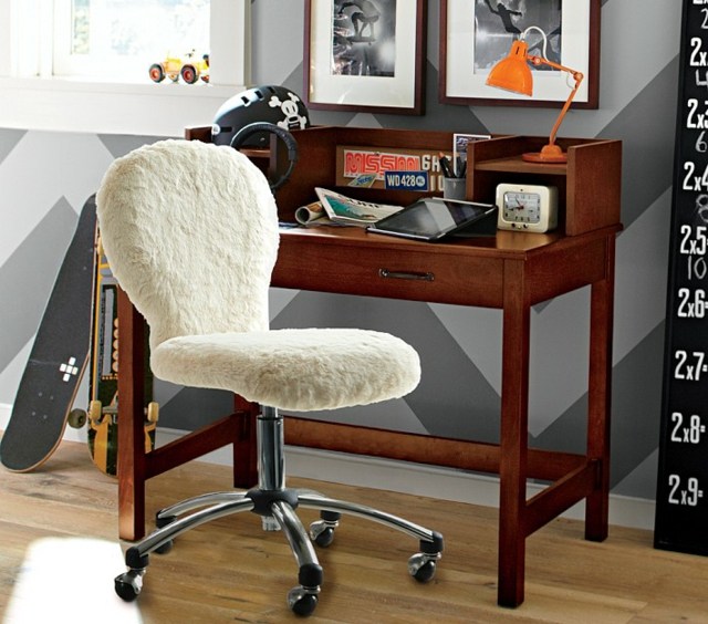 Detský písací stôl v kresle do detskej izby s drevenou podlahou a fotografickou stenou