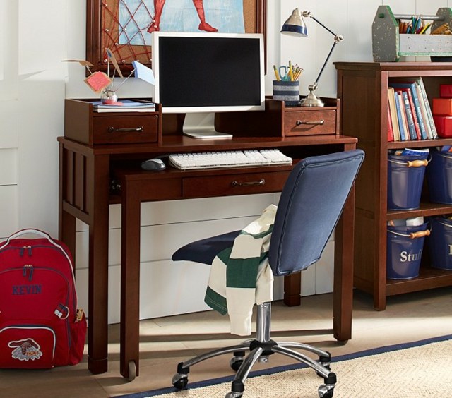 Poličky na policu v tmavo čerešňovej farbe