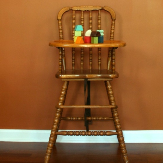 Vintage-drevená stolička-s-ozdobami-hračky
