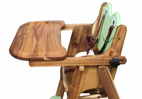 Detská stolička vyrobená z dreva z udržateľnej ekologickej stavby