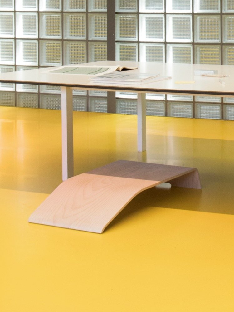 špeciálne navrhnutá doska pre študentov podporuje pohyb pri štúdiu