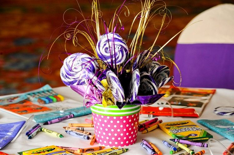 nápady na dizajn detský stôl svadobné lízanky voskové pastelky