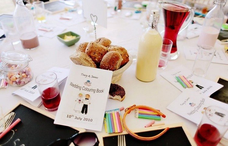 detský stôl pre svadobný dizajn tipy omaľovánky farebné ceruzky