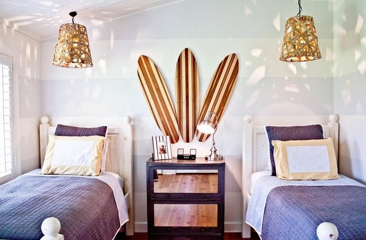 Nápady na dekoráciu detskej izby-dvaja-chlapci-motto-surfovanie-dekorácia-steny-pruhy-drevené-surfy