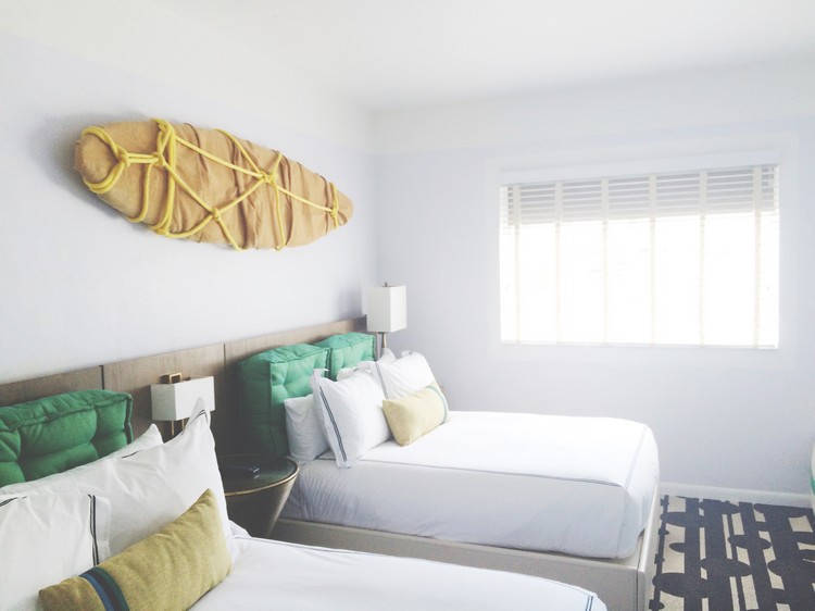 Nápady na dekoráciu detskej izby-motto-surfovanie-čalúnené postele-lano-zabalené-surf