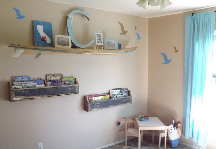 Detská izba-dekorácia-nápady-motto-surfovanie-surf-doska-na stenu-polica-na-farbu-piesku-modrej-vtáčky