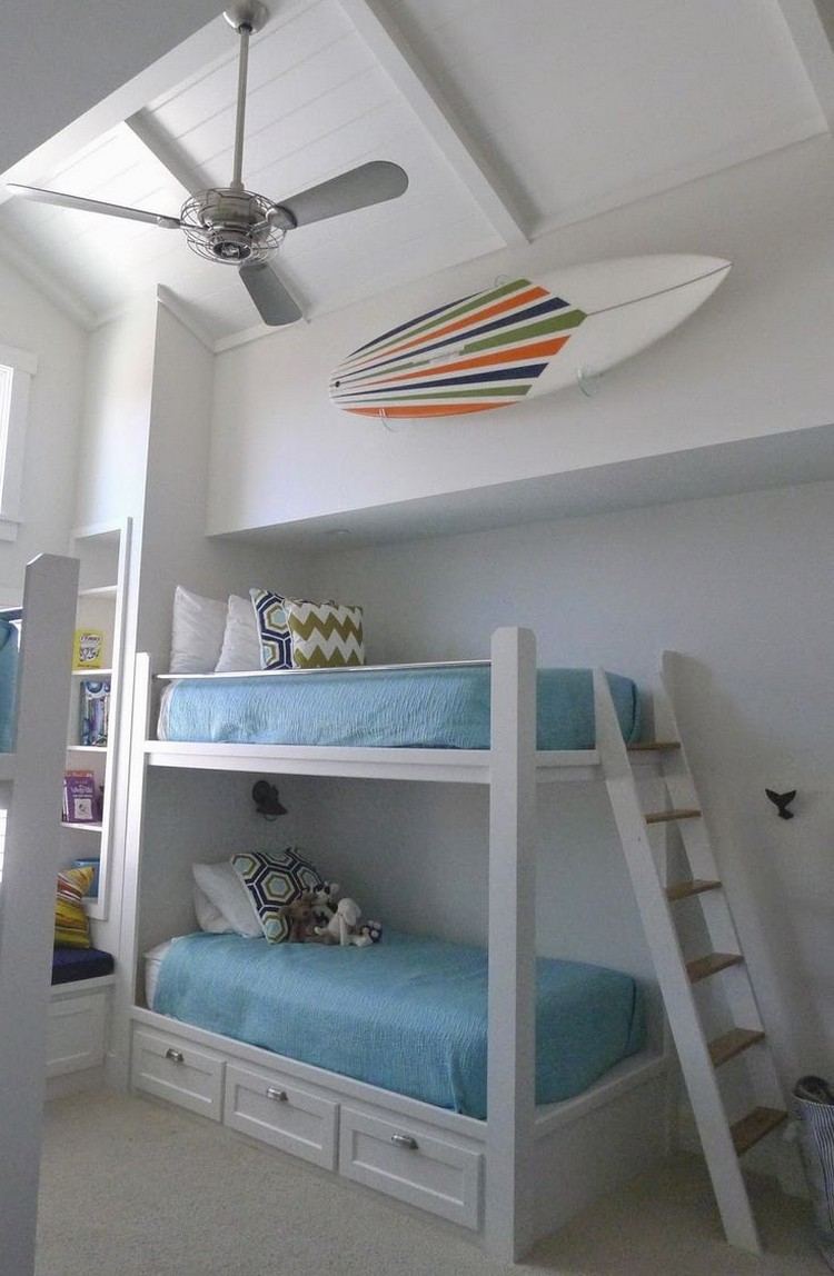 Nápady na dekoráciu detskej izby-chlapci-biela-poschodová posteľ-motto-surfovanie-sirf-doska-stena