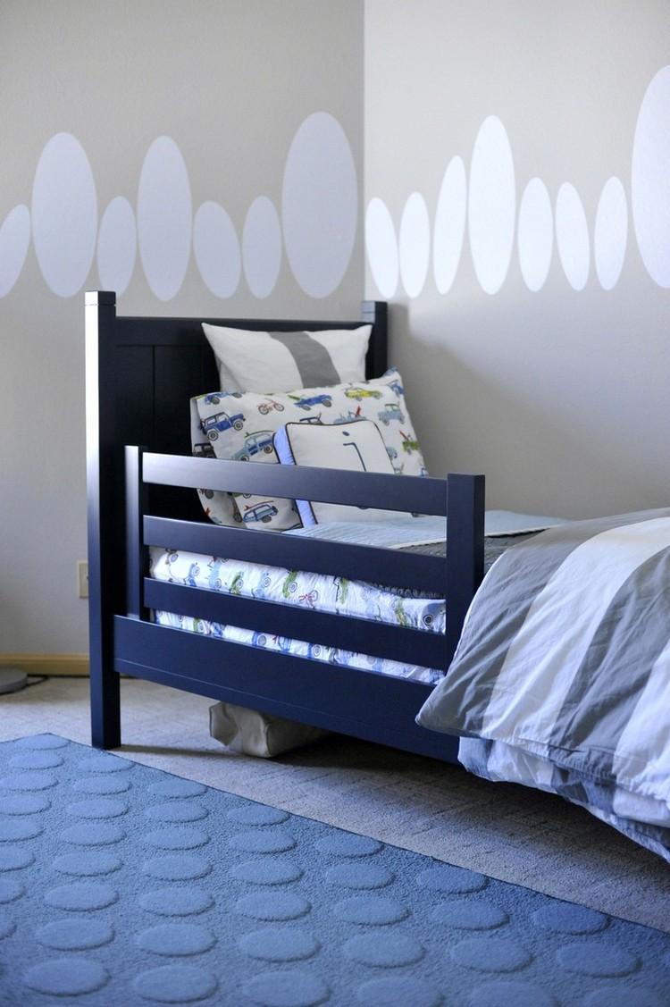 Detská izba-dekorácia-nápady-motto-surf-stena-farba-piesok-biela-surfy-šablóny