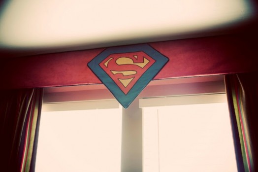 detská izba s motívmi superhrdinov pre chlapčenské závesy