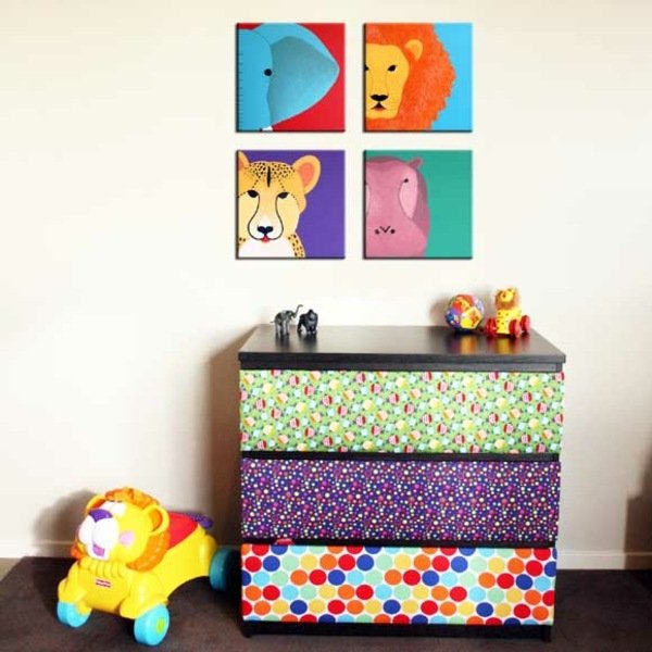 Útržky tapiet dekoratívne levy zariadili detskú izbu