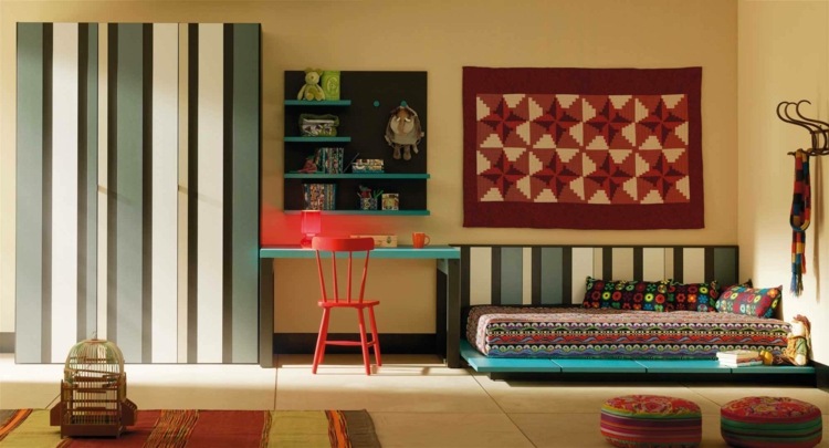 Tínedžerská izba zariadila modulové nábytkové šatníkové pásy