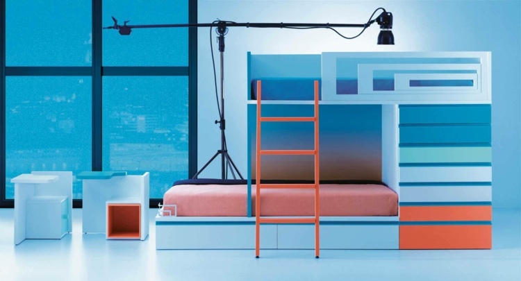 Detská izba zariadená poschodovou posteľou, viacfarebné modulárne jednotky