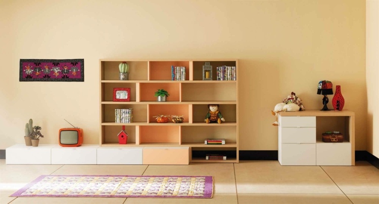 V detskej izbe sa nastavujú nápady na oranžové nástenné police