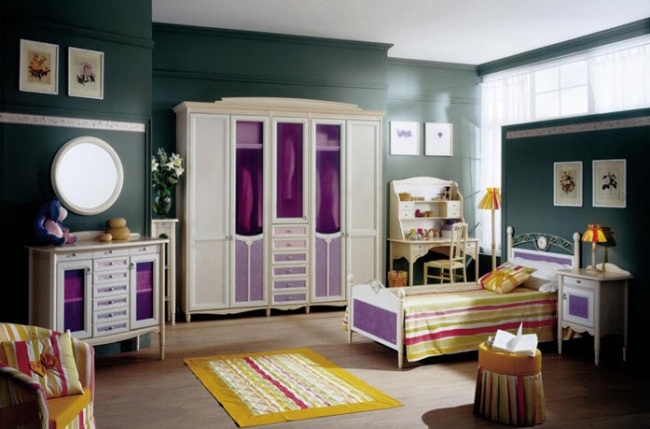 zariadenie stropnej detskej izby s pruhovým vzorom od Forni Mobili