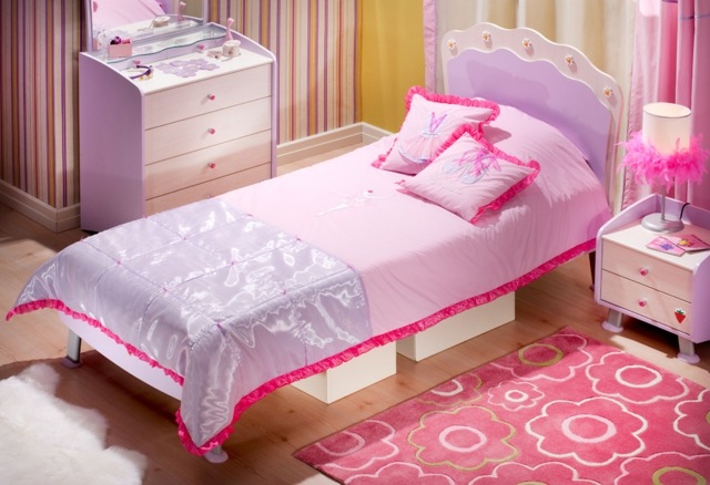 Prehoz na posteľ fialové záhlavie postele kvety atraktívne pruhy tapiet