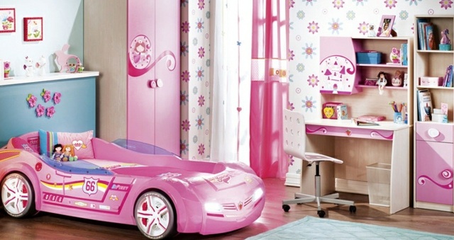 Nápady detská postieľka šatníkový stôl úložný priestor tapeta kvetinový vzor