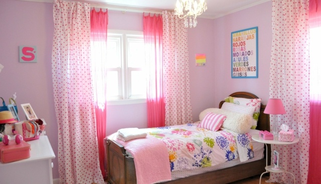 ružové závesy akcent plagáty plagáty farebné posteľné prádlo