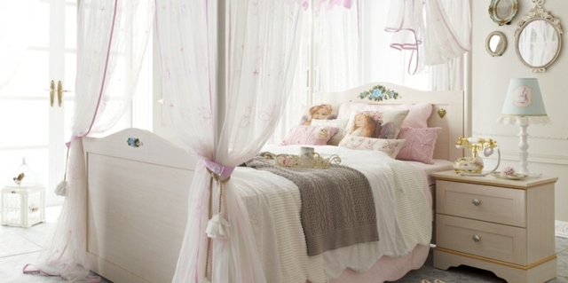 Dizajnové dekoračné vankúše do detskej izby Nástenné zrkadlo s posteľou s baldachýnom