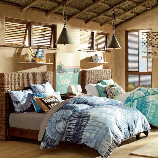 dve dievčenské ratanové postele čelo postele masívny nábytok nástenné police