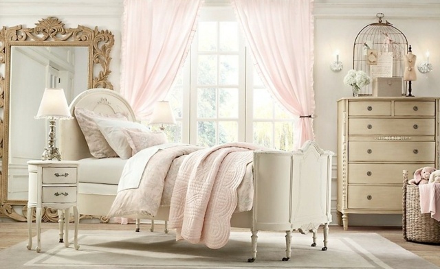 Posteľ Drevená komoda Zrkadlové ozdoby Nočný stolík závesná lampa košík na hračky