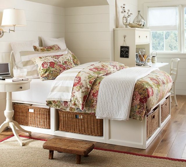 Košíky pod laminátovou podlahou bočný stolík s motívmi kvetov