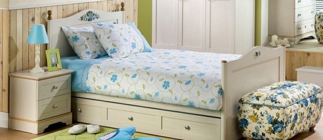 modrá zelená farba steny koberec prehoz na posteľ drevený nábytok vidiecky štýl moderný