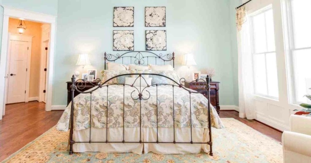 biela posteľ baldachýn dievča stolička stôl denná posteľ