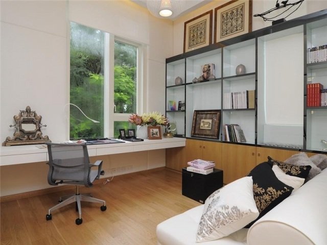 izba teenager vitrína drevená podlaha sivobiela Vitrína do detskej izby drevená podlaha sivá biela