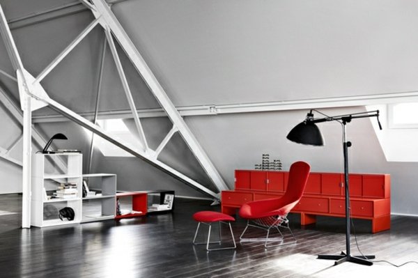 červené kreslo v dievčenskej izbe