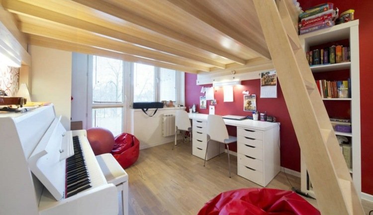 Detská izba-pre-dvoch-bývanie-nápady-klavír-voľný-priestor-písací stôl-loftová posteľ-masívne drevo-rebrík-podlahové vankúše