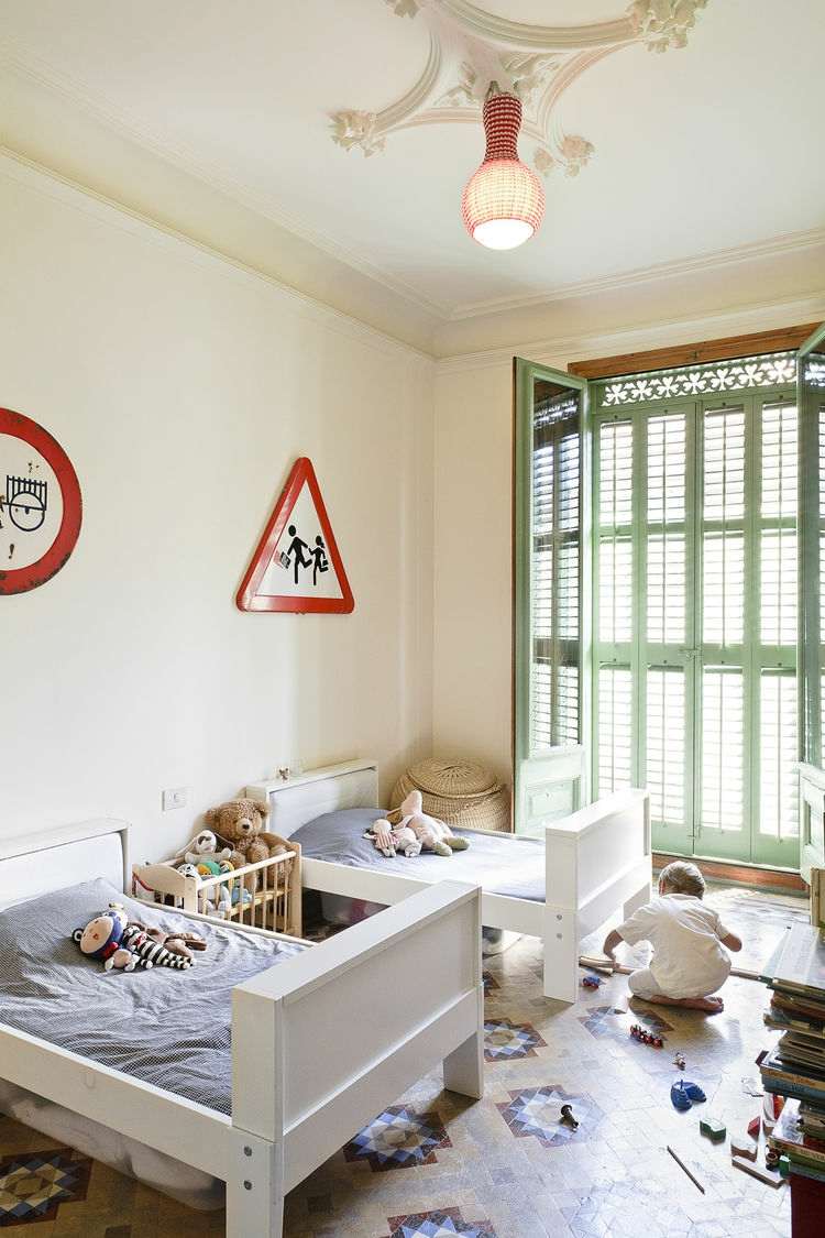 detská izba-pre-dve postele-biele-drevo-veľké-okno-jednoduché zariadenie