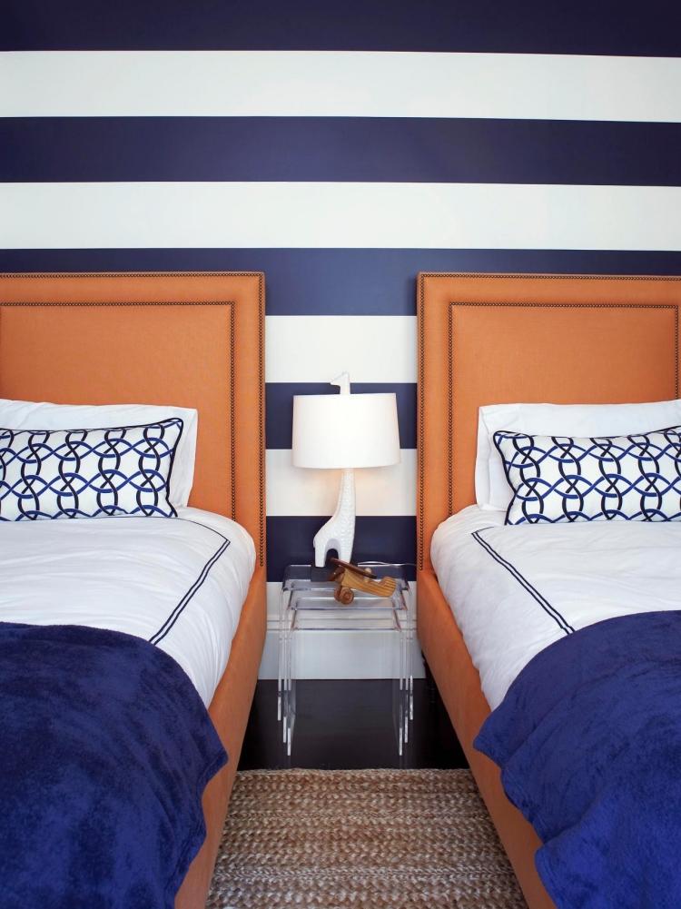 detská izba-dekorácia-pruhy-postele-čalúnené-dvoj-izbové-bielo-modré