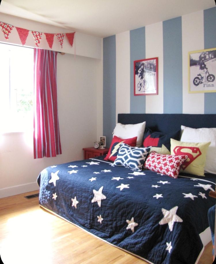 detská izba-dekorácia-prúžky-bielo-modré-vankúše-hviezdy-obrázky