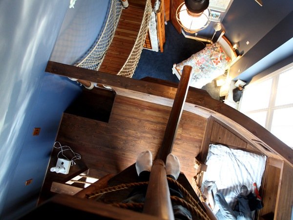 Poschodová posteľ s posuvným rebríkom Detská izba pirátska dekorácia