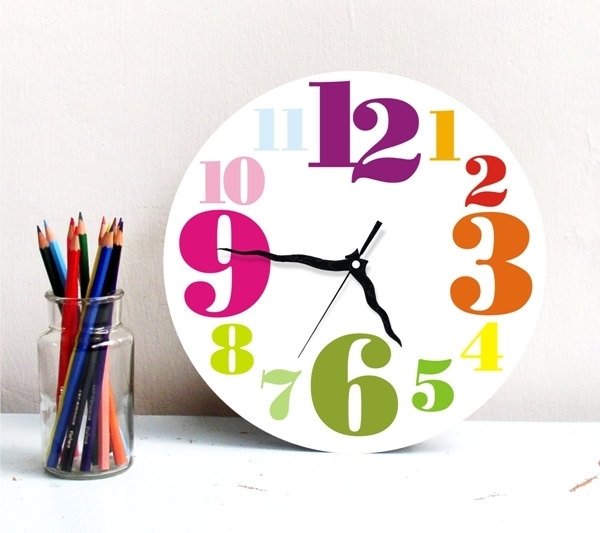 Nástenné hodiny dizajn detskej izby - farebný priestor na perá