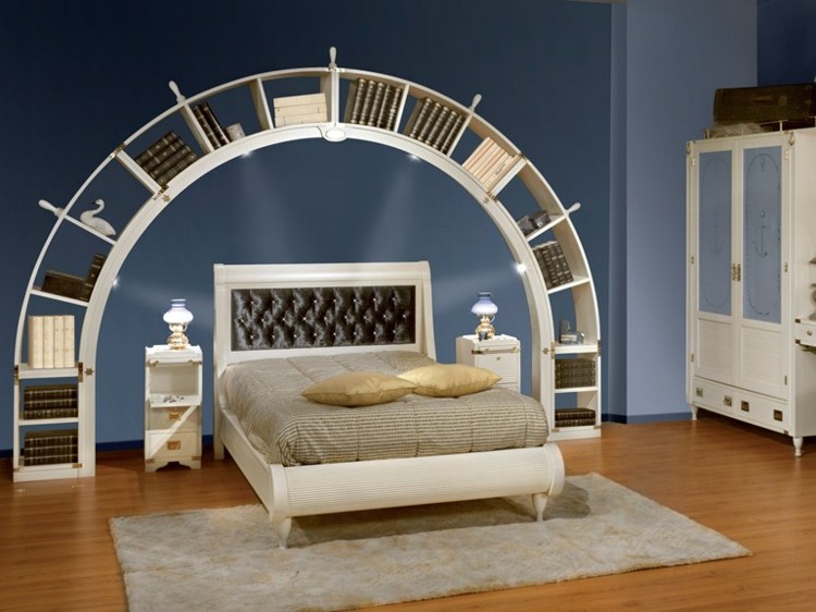 Nástenná polica nad čelom postele v detských izbách