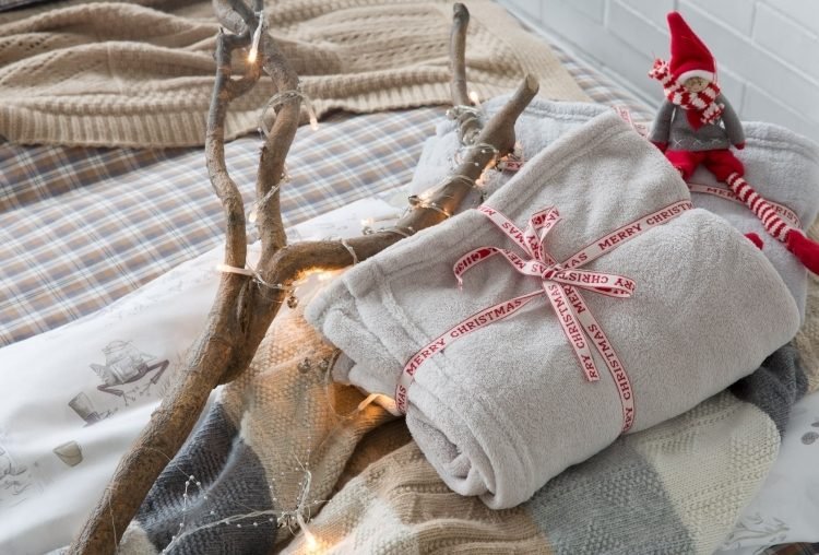 roztomilé vianočné ozdoby v neutrálnych, jemných odtieňoch detská izba-dizajn-obývacia-príslušenstvo-útulné-deky-látka-bábika-deko-útulná-maznavá