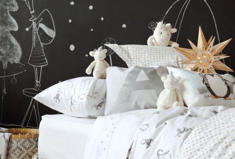 Tabuľová farba pre kreatívny dizajn stien v detských izbách detská izba-dizajn-bytové doplnky-čierna-biela-stolík-farba-plyšové hračky-sivá