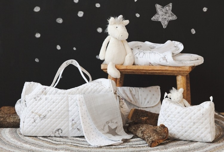sada textilných doplnkov pre dojčatá a batoľatá detská izba-dizajn-bytové doplnky-čierna-biela-detské-doplnky-tabuľa-drevo