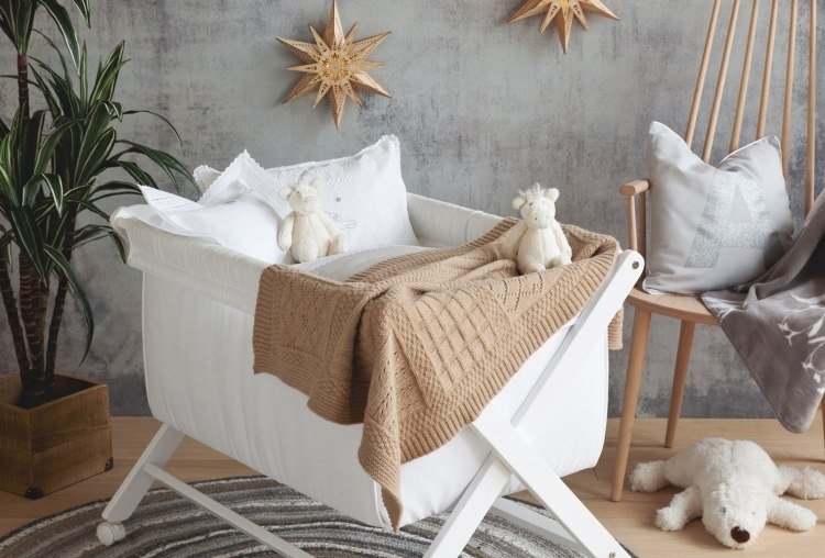 jednoduchá detská posteľ v bielej a pletenej deke detská izba-dizajn-domáce-doplnky-detská postieľka-plyšové hračky-dekorácia-deka