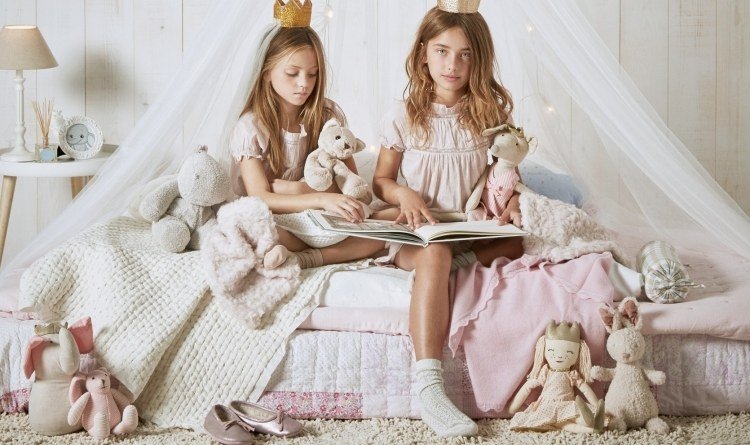 Skutočná princezná izba v bielej a svetlo ružovej farbe, baldachýn z tylu detská izba-dizajn-bytové doplnky-dievča-princezná-plyšové-hračky-biela-baldachýnová posteľ