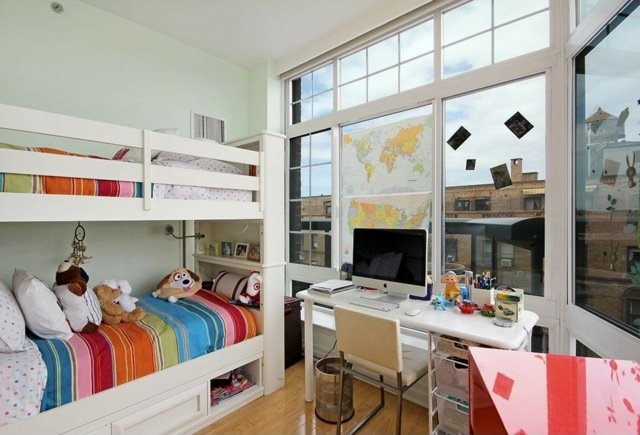 biela dúhová perina malá, ale útulná izba