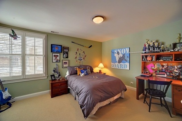 Fotografická stena na drevený stôl s manželskou posteľou a zelenou stenou