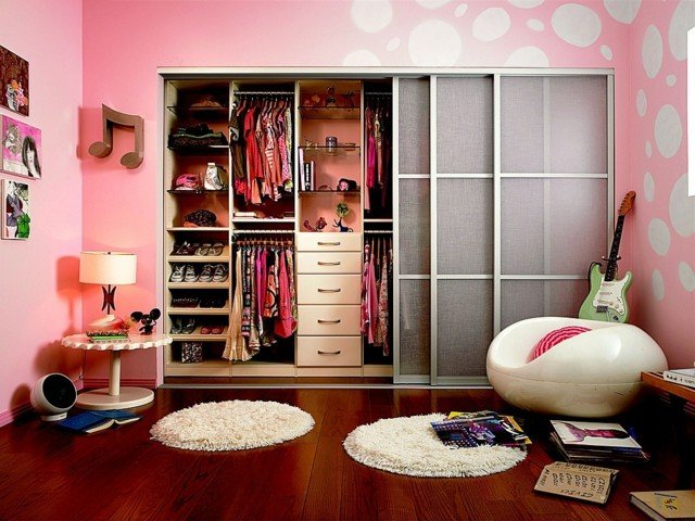 Laminátová podlaha šatníková skriňa, detská izba