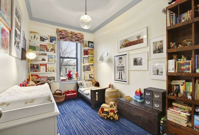 ozdobte poličky okolo boxu na okná v podkroví