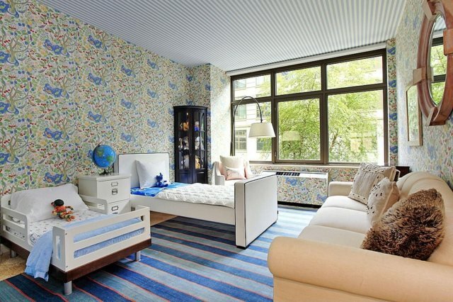 Pruhy biela posteľ škôlka tapeta pohovka broskyňová farba